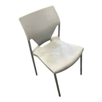 Chaise grise d'occasion vue de côté