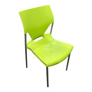 Chaise verte d'occasion vue de côté